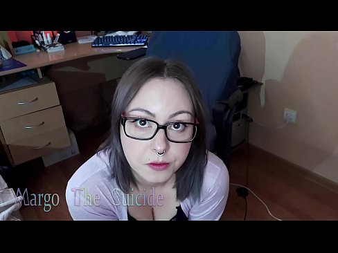 ❤️ Kynþokkafull stelpa með gleraugu sýgur dildó djúpt á myndavélinni ❤❌ Kynlífsmyndband hjá okkur ❌❤